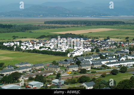 Harlech Wohngebiet mit Bergen darüber hinaus von der Burg gesehen Stockfoto