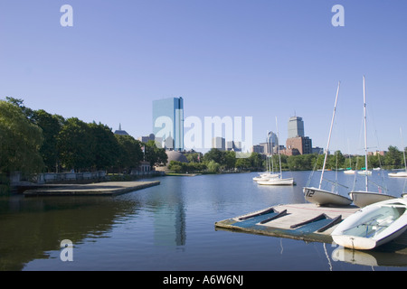 Segelboote angedockt und vertäut am Charles River Massachusetts Boston Esplanade und Boston Skyline im Hintergrund Stockfoto