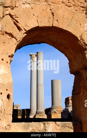 Antiken Säulen in den Ruinen der römischen Stadt Leptis Magna, Libyen Stockfoto