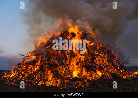 Osterfeuer brennen in der Abenddämmerung, Deutschland Stockfoto