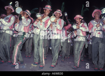 Rio De Janeiro Brasilien Karneval Afro brasilianischen Percusion Instrumente Musiker spielen Samba Samba Schule Parade Mangueira Stockfoto