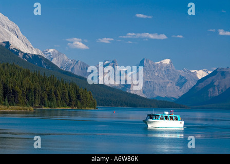 Bootfahren am Maligne Lake mit Mount Paul, Monkhead und Mount Warren im Hintergrund, Maligne Valley, Jasper Nationalpark, Alb Stockfoto