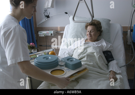 DEU Deutschland Westdeutsches Herzzentrum Essen Klinik für Thorax und Kardiovaskulare Chirurgie Klinik für Kardiologie Krankenschwestern bei der Arbeit auf der Station DEU Germany Essen Westdeutsches Herzzentrum Klinik für Kardiologie Krankenschwestern bei der Arbeit WICHTIG Fotos duerfen nicht für Werbung PR anderer Kliniken Krankenhaeuser eingesetzt werden Stockfoto