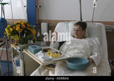 DEU Deutschland Westdeutsches Herzzentrum Essen Klinik für Thorax und Kardiovaskulare Chirurgie Klinik für Kardiologie Krankenschwestern bei der Arbeit auf der Station DEU Germany Essen Westdeutsches Herzzentrum Klinik für Kardiologie Krankenschwestern bei der Arbeit WICHTIG Fotos duerfen nicht für Werbung PR anderer Kliniken Krankenhaeuser eingesetzt werden Stockfoto