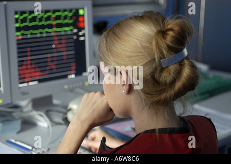 DEU Deutschland Westdeutsches Herzzentrum Essen Klinik für Kardiologie Ueberwachungsraum DEU Deutschland Essen Westdeutsches Herzzentrum Klinik für Kardiologie Supervision Raum WICHTIG Fotos duerfen nicht für Werbung PR anderer Kliniken Krankenhaeuser eingesetzt werden Stockfoto