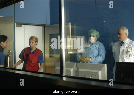 DEU Deutschland Westdeutsches Herzzentrum Essen Klinik für Kardiologie Ueberwachungsraum DEU Deutschland Essen Westdeutsches Herzzentrum Klinik für Kardiologie Supervision Raum WICHTIG Fotos duerfen nicht für Werbung PR anderer Kliniken Krankenhaeuser eingesetzt werden Stockfoto