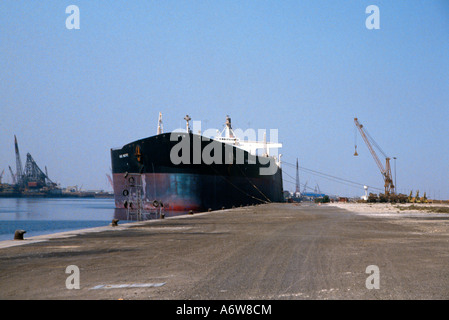 Dubai Vereinigte Arabische Emirate Mina Jebel Ali Port Tanker am Liegeplatz und Kräne Stockfoto