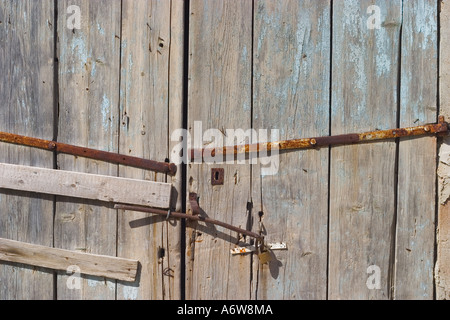 Alte Holztür und Rusty sperren, Zypern Stockfoto