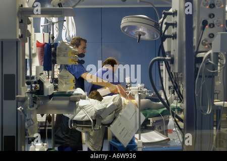 DEU Deutschland Westdeutsches Herzzentrum Essen Klinik für Kardiologie Hybridraum DEU Deutschland Essen Westdeutsches Herzzentrum Klinik für Kardiologie Hybridraum WICHTIG Fotos duerfen nicht für Werbung PR anderer Kliniken Krankenhaeuser eingesetzt werden Stockfoto