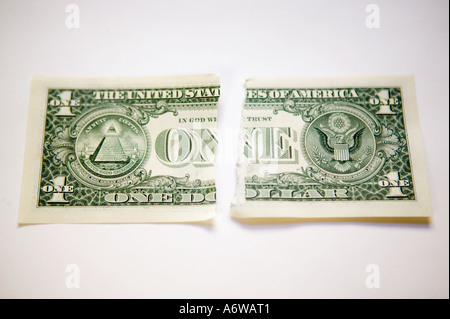 Studioaufnahme sauber eine Vierteldollarmünze beachten Sie zerrissen in halb stehend auf einem weißen Hintergrund Stockfoto