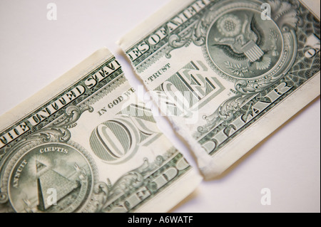 Studioaufnahme sauber eine Vierteldollarmünze beachten Sie zerrissen in halb stehend auf einem weißen Hintergrund Stockfoto