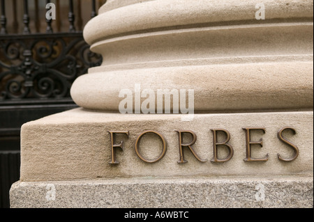 Das Wort Forbes in goldenen Buchstaben erscheint am Fuß einer Säule am Eingang des Forbes Magazine in der Fifth Avenue, New York City, USA, März 2006 Stockfoto