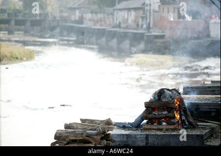 Asien-Nepal-Kathmandu November 2003 Pashupatinath am Ufer des Bagmati sind angehoben Plattformen für Hindus als Feuerbestattung Websites verwendet Stockfoto