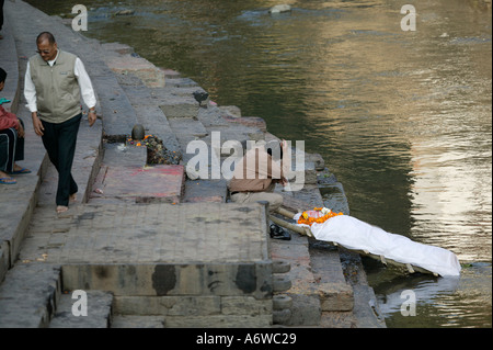 Pashupatinath, ist eine Leiche Dippped im heiligen Wasser des Flusses Bagmati liegt 5 km östlich von Kathmandu Stockfoto