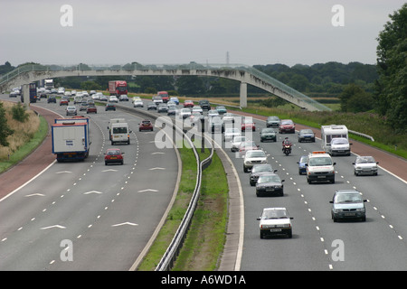 Sparren auf Autobahn, Verkehr sicherer Entfernung auseinander zu halten Stockfoto