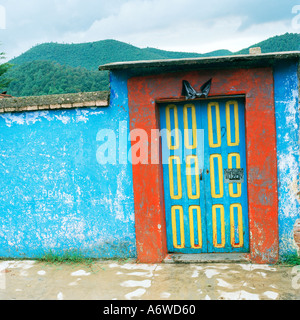 Tür in einer Wand in San Cristobal de Las Casas in Chiapas in Mexiko in Lateinamerika Mittelamerika. Reisen Stockfoto