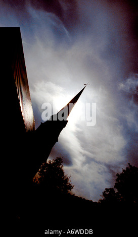St Columns Kirche in Derry Nordirland während der Unruhen In Londonderry mit Himmel- und Kopierraum Stockfoto