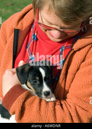 Herr Frau hält einen Jack Russel Welpen im Arm Stockfoto
