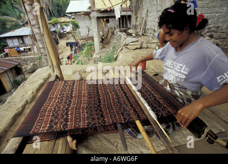 Asien, Indonesien, Flores, Jopu Dorf. Die Textilkunst der Doppel-Woven Ikats auf einem traditionellen Backstrap loom Stockfoto