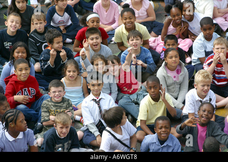 Masse der Kinder im Grundschulalter auf dem Schulhof Stockfoto