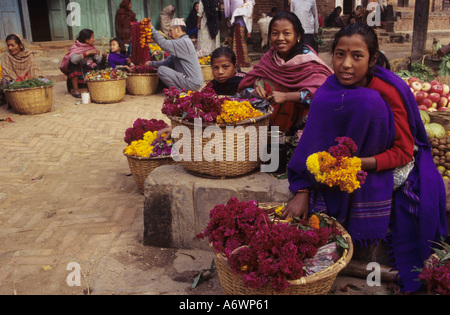 Asien, Nepal, Kathmandu-Tal, Bhaktapur. Hindu Mädchen verkaufen Ringelblumen, für Tihar Dipawali Festival. Stockfoto