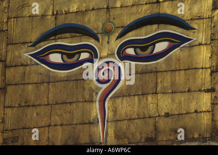 Asien, Nepal, Kathmandu. Wachsamen Augen von Buddha an vergoldeten Wänden oben auf der Kuppel des Swayambhunath Stupa. Stockfoto