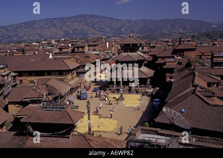 Asien, Nepal, Kathmandu-Tal, Bhaktapur, Tachupal Tole Quadrat. Satellitenschüssel, Dattatraya-Tempel (1427) und geernteten Reis Stockfoto