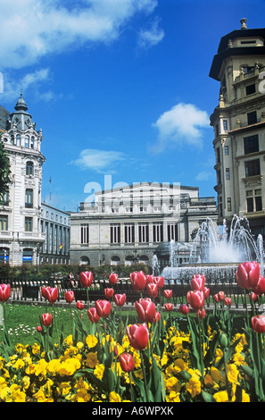 Plaza De La Escandalera Asturien, Oviedo, Spanien Tulpen blue sky spanische Stadt Nordspaniens. Asturien: Uviéu Theater Campoamor Stockfoto