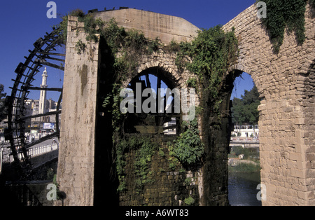 Syrien, Hama, hölzerne Wasserrad und die Moschee al-Nuri am Fluss Orontes. Stockfoto