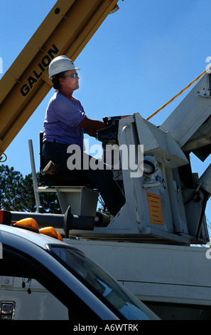 Nach Hurrikan Rita in Texas und Louisiana wird American Electric Power (AEP) 918 Einsatzkräfte aus 11 Staaten ausgelöst. Stockfoto