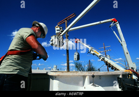 Nach Hurrikan Rita in Texas und Louisiana wird American Electric Power (AEP) 918 Einsatzkräfte aus 11 Staaten ausgelöst. Stockfoto