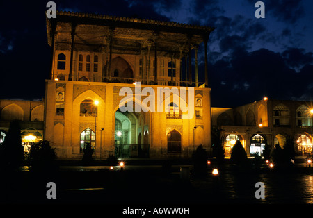 Iran: Esfahan Ali Qapu Palast beleuchtet in der Abenddämmerung Stockfoto