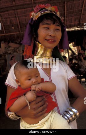 Thailand, Mae Hong Son Landschaft. Porträt von langen Hals Mädchen mit Baby, Long Neck Hill Tribe. (MR) Stockfoto