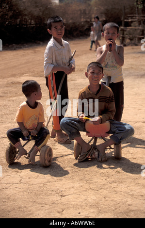 Thailand, KMT Dorf. KMT Hill Tribe jungen mit selbst gebastelten Spielsachen. (MR) Stockfoto