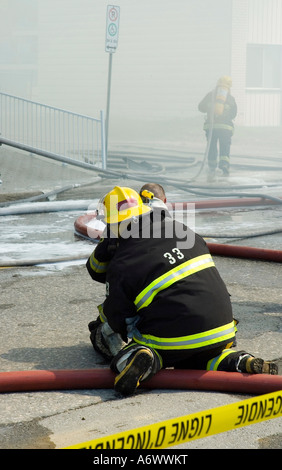 Feuerwehrleute auf Straße Stockfoto