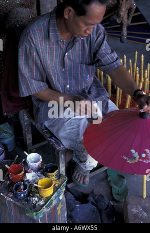 Asien, Thailand, Nordthailand, in der Nähe von Chang Mai, Bo Sang Dorf, Mann malen bunte Papier Sonnenschirme Stockfoto
