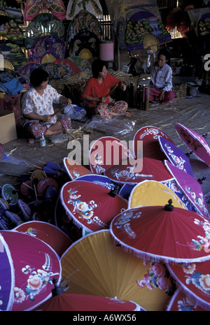 Thailand, in der Nähe von Chang Mai, Bo Sang Dorf bereiten Frauen Bambus auf farbiges Papier Sonnenschirme Stockfoto