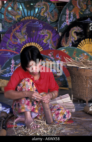 Thailand, Bo Sang Dorf in der Nähe von Chiang Mai. Frau bereitet handbemalte Fans, hergestellt aus Hand-Split Bambus und Papier Stockfoto