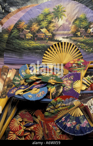 Asien, Thailand, Bo Sang Dorf in der Nähe von Chiang Mai. Bunt bemalte Fans werden von Hand-Split Bambus und Papier hergestellt. Stockfoto