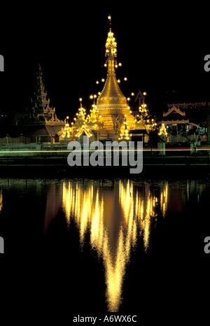 Asien, Thailand, Mae Hong Son. Wat Chong Klang und Reflexion im Chong Kham-See Stockfoto