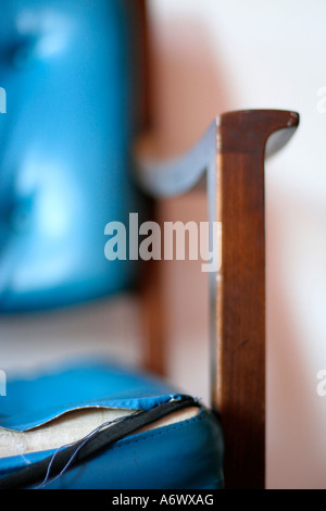 Schäbigen blauen Stuhl Stockfoto