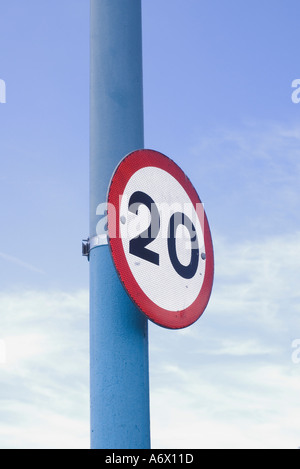 Straßenschild 20 km/h Höchstgeschwindigkeit Stockfoto