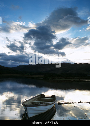 GLENELG schottischen HIGHLANDS UK die Sonne steigt über den Glenelg River mit einem festgemachten Boot im Vordergrund Stockfoto