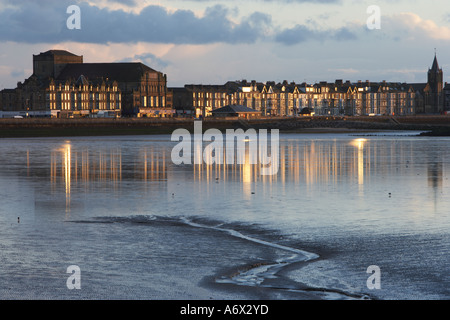 Morecambe Bucht mit Wattenmeer und Gebäude mit Licht spiegelt sich in der Mündung Stockfoto