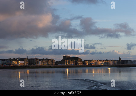 Morecambe Bucht mit Wattenmeer und Gebäude mit Licht spiegelt sich in der Mündung Stockfoto