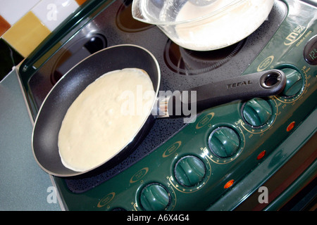 Nahaufnahme von Kochen Pfannkuchen auf einer Herdplatte mit einer Pfanne Stockfoto