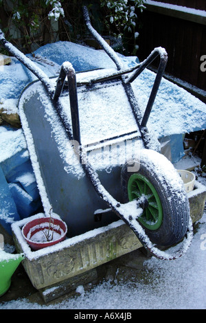 Schubkarre mit Schnee bedeckt. Stockfoto