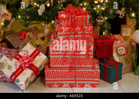 Geschenke unter dem Baum. Stockfoto