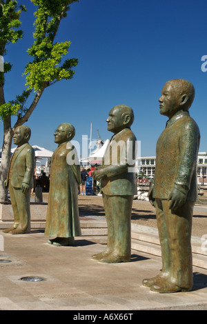 Statuen von Südafrikas vier Friedensnobelpreisträger Preisträger in der Waterfront in Kapstadt, Südafrika. Stockfoto