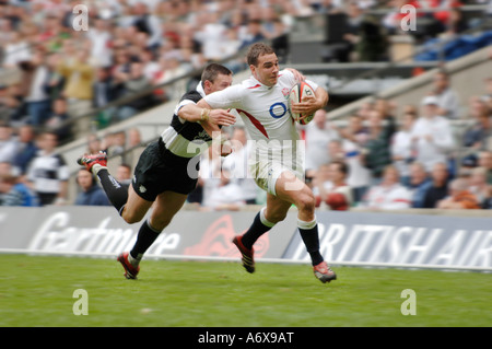 Olly Barkley gejagt, während des Spielens für England gegen die Barbaren in Twickenham in 2006 Stockfoto